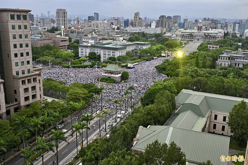凱道「反毒油」人潮外溢 北市警啟動第2階段交管