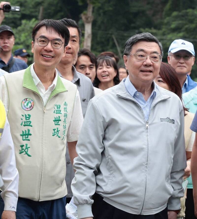 温世政（左）陪卓揆視察集集線復駛情形後強調，南投應強化強化交通與觀光串聯。（行政院提供）