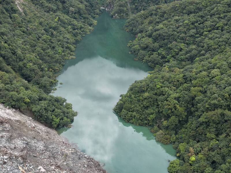 紅霞颱風遠離 花蓮萬里溪堰塞湖壩體仍完整