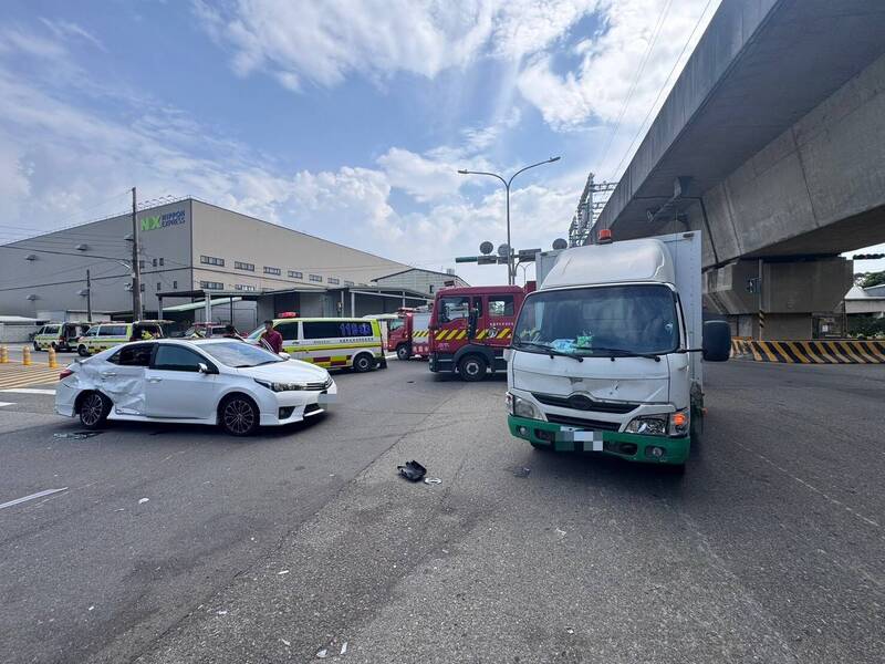 桃園市蘆竹區八股路與南青路口，25日下午發生小客車與貨車碰撞事故，造成小客車4人受傷。（消防局提供）