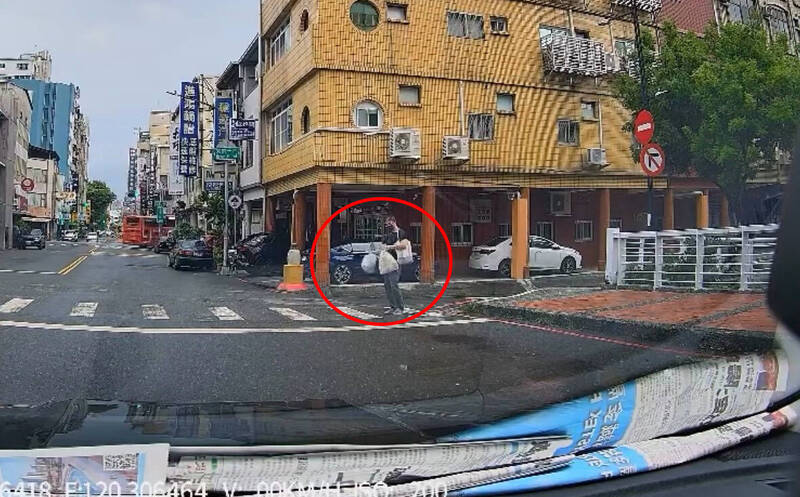 高雄怪男站行穿線原地抬腳甩塑膠袋 影響交通