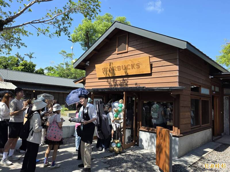 羅東林場星巴克每天逾千人排隊成朝聖熱區 祭新規定禁占位