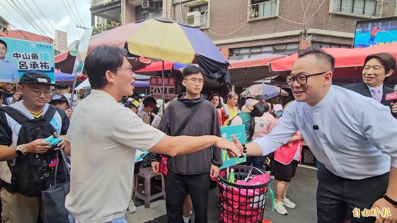 「賴青德」陪童子瑋基隆市場掃街 巧遇黃國昌、柯文哲
