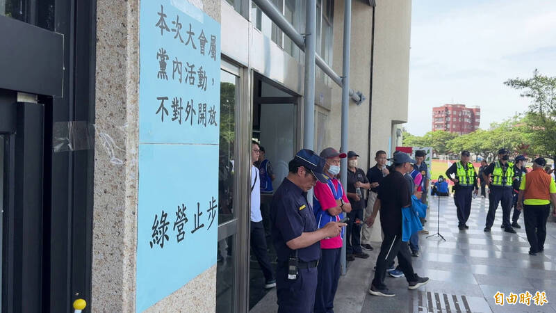 國民黨今天在花蓮市中正體育館舉行地方選舉參選人造勢大會，會場外張貼「綠營止步」的公告。（記者王錦義攝）