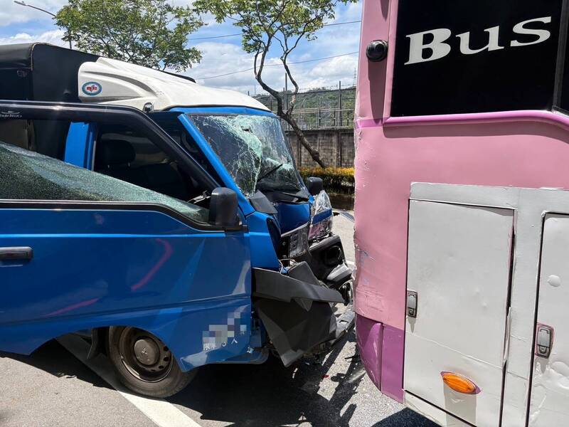 小貨車追撞欣欣客運公車 女駕駛遭夾困骨折