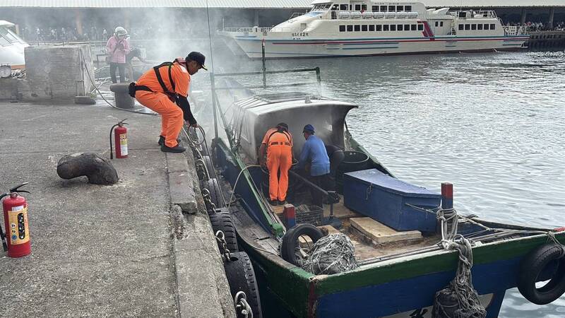 綠島漁船駕駛室電瓶短路冒濃煙 海巡消防聯手撲滅