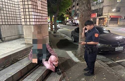失智翁街頭失禁滿臉無助 警無懼髒污暖心助返家