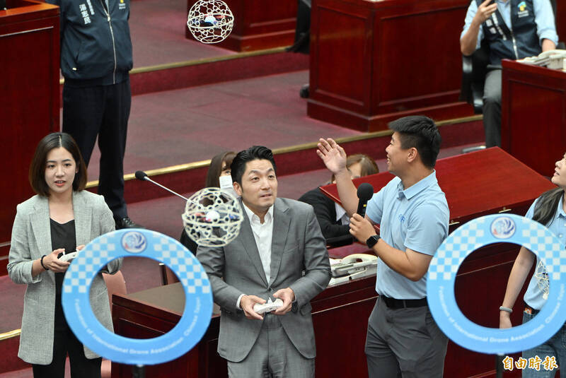 蔣萬安昔挺足球無人機!藍白卻刪凍預算 吳沛憶:打臉蔣市長?