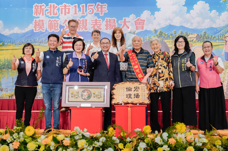 表揚新北55位模範父親 侯友宜:阿爸的肩膀是咱上好的靠山