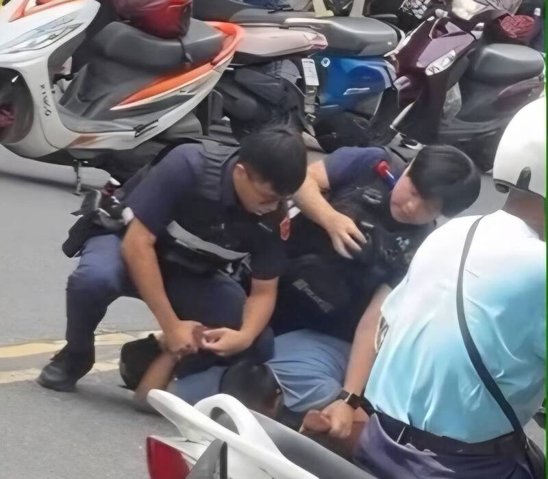 宜蘭市昇平街鬧區女子瘋狂咆哮 與警扭打被上銬帶回