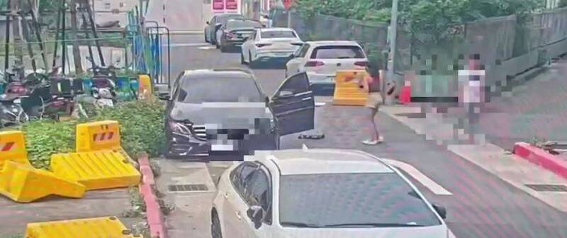 別惹台中女生!前秒喊救命、下秒抄球棒 悍妻街頭擊退家暴夫
