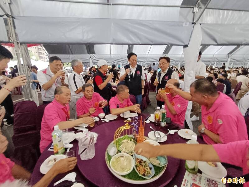「桃園總舖師辦桌」26日晚間在桃園區新永和停車場席開百桌,上千人齊聚吃「團圓宴」,市張張善政與現場民眾一起吃辦桌。(記者鄭淑婷攝) 「桃園總舖師辦桌」26日晚間在桃園區新永和停車場席開百桌,上千人齊聚吃「團圓宴」,市張張善政與現場民眾一起吃辦桌。(記者鄭淑婷攝)