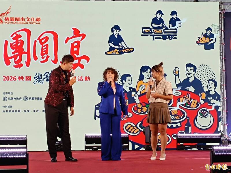 「桃園總舖師辦桌」除了豐盛美味的料理,也邀請台語歌手林喬安等人現場演唱。(記者鄭淑婷攝) 「桃園總舖師辦桌」除了豐盛美味的料理,也邀請台語歌手林喬安等人現場演唱。(記者鄭淑婷攝)