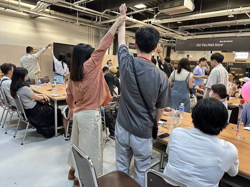 首梯次以「茶香邂逅、日式手作」為主題,在品茶及茶香午餐中展開交流。(桃園市民政局提供)
