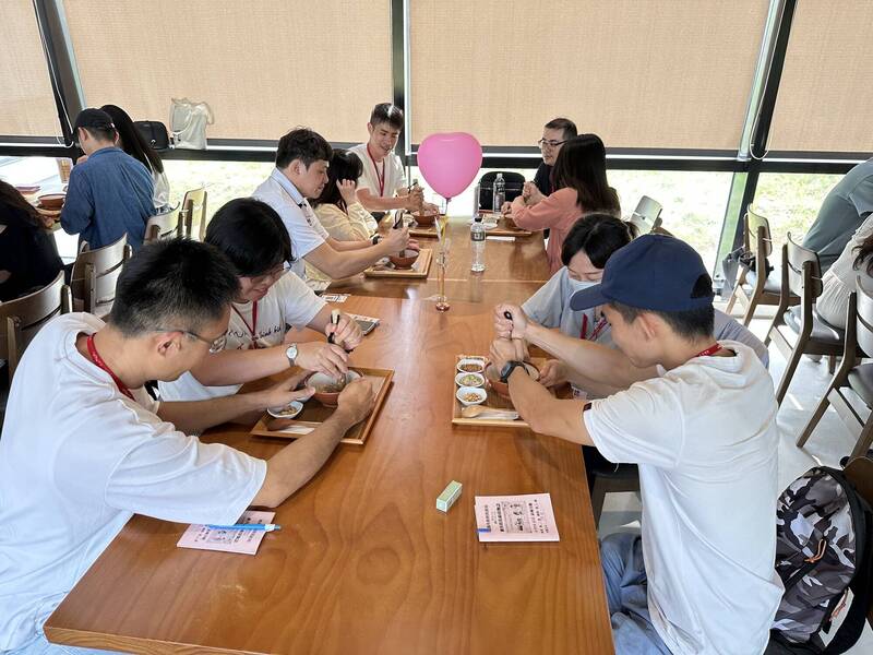 首梯次以「茶香邂逅、日式手作」為主題,在品茶及茶香午餐中展開交流。(桃園市民政局提供)