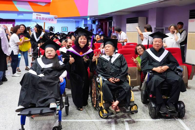 高雄空大800人畢業 生命鬥士、恆毅好學獎成焦點