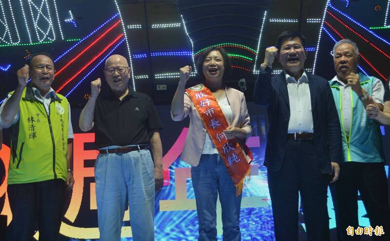 台中市大屯區民主聯誼會今晚舉辦成立39週年慶祝晚會,外交部長林佳龍(右2)、前民進黨主席許信良(左2)呼籲支持台中市長參選人何欣純(中)。(記者陳建志攝)