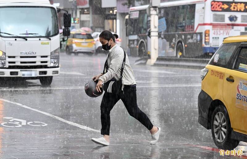 週一中部以北午後防豪雨 花東、恆春溼答答