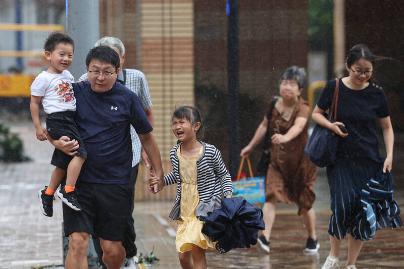 紅霞強撲廣東撤71萬人!香港取消350航班 陸空交通大癱瘓