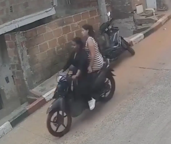 波托西被監視器拍下，失蹤前曾搭上1名女子的機車。（圖翻攝自Facebook）