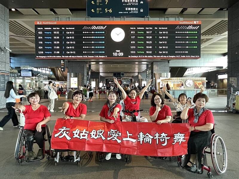 人椅合一!輪椅族阿嬤大跳K-pop 台中高鐵站爆掌聲