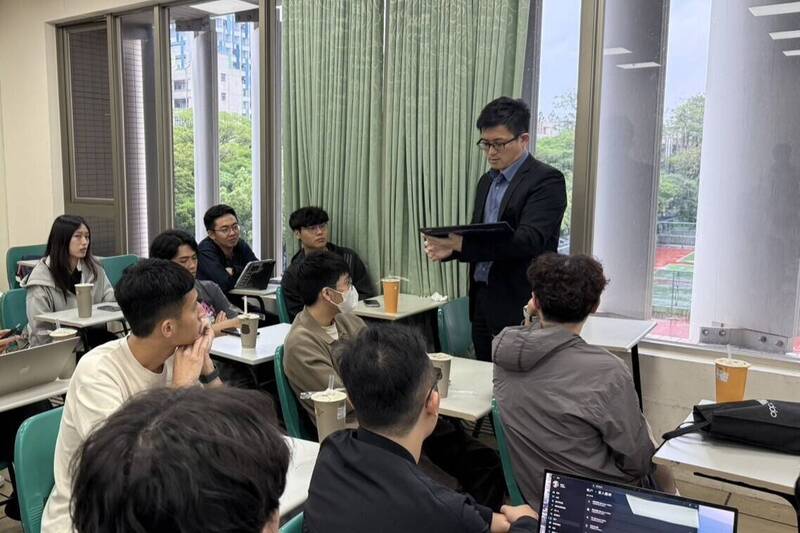 台科大與文曄科技合作開設「半導體人工智慧商務應用」課程,共同培育AI與半導體跨域人才。(台科大提供)