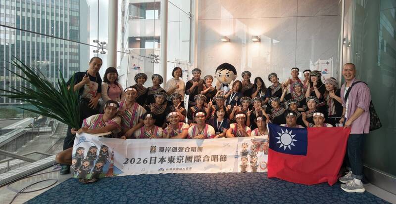 Tan’a濁岸迴聲合唱團勇奪東京國際合唱節金獎,全體團員與國旗合照。(濁岸迴聲合唱團提供) Tan’a濁岸迴聲合唱團勇奪東京國際合唱節金獎,全體團員與國旗合照。(濁岸迴聲合唱團提供)