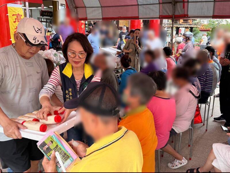 不捨弱勢者排隊領生活物資 高雄林氏宗親會這樣示範