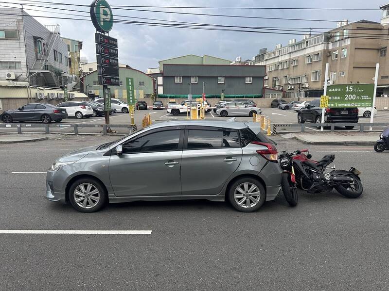 還沒抓寶先直擊三寶!停等紅燈的轎車遭重機撞上