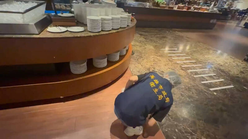 漢來海港自助餐上演員工追捕老鼠 高市衛生局要開罰