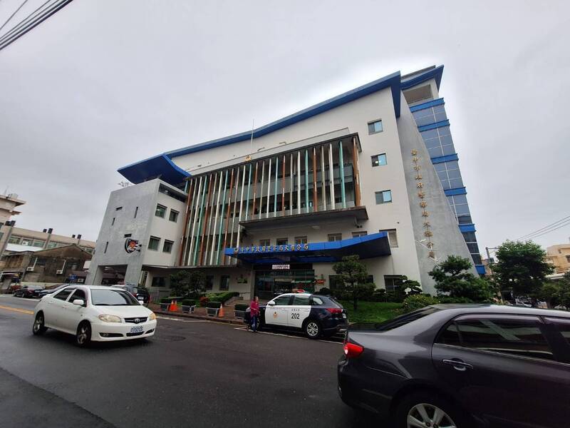 2婚攝公司男子任意掀更衣室門簾 女子更衣驚恐喊告