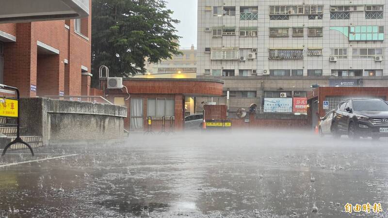 烏雲來得太快!彰化下起大雷雨 機車騎士來不及穿雨衣