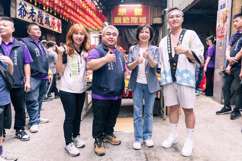 豐原城隍老爺出巡 何欣純祈願台中治安好、百業興旺