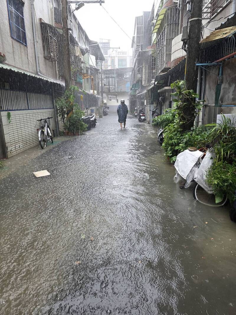 時雨量逾90毫米 桃園大溪暴雨狂炸多處積水 國3大溪出口匝道險變「水路」