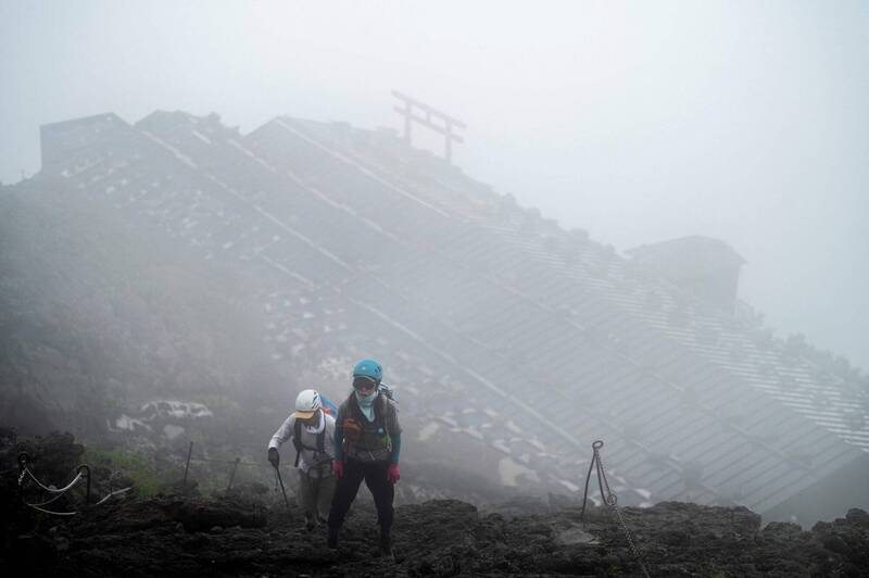 台灣女遊客「攻頂富士山」突昏迷!履帶車出動連夜下山送醫