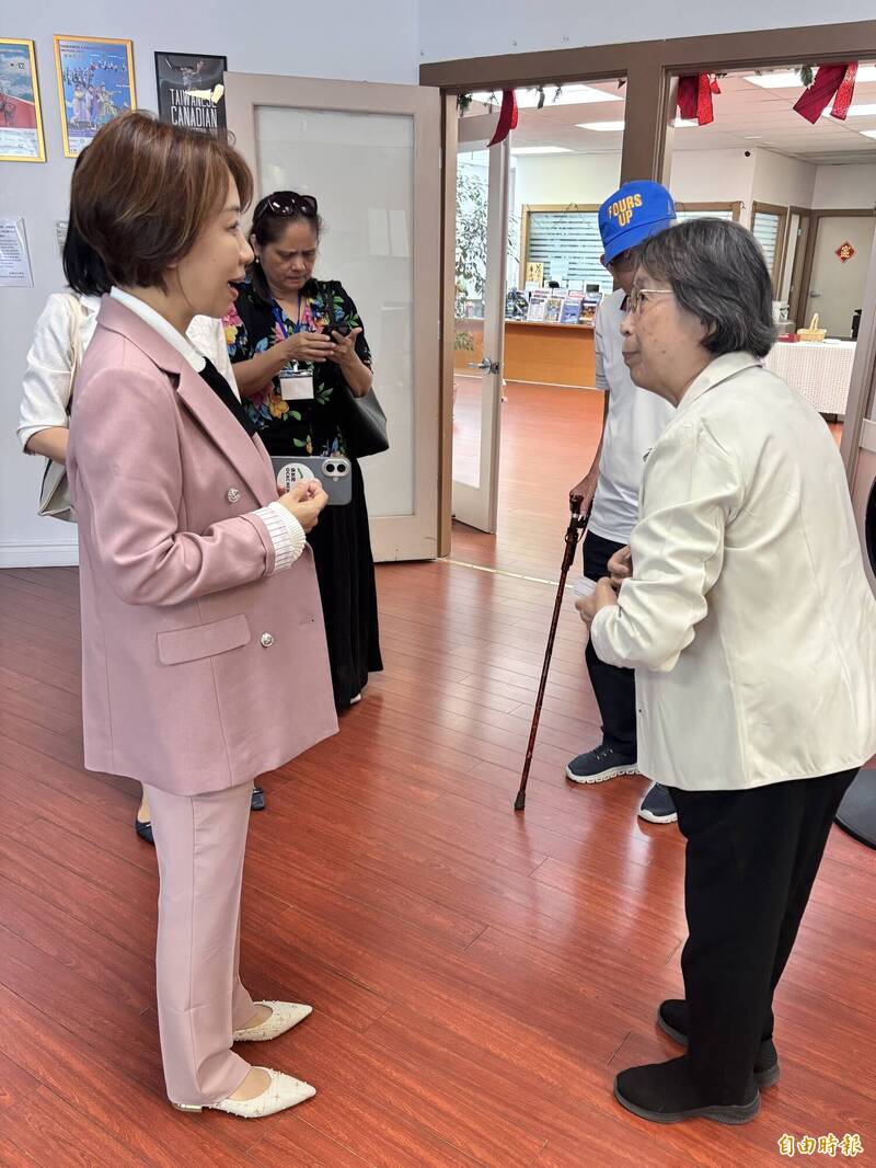 李姸慧（左）參觀台加文化協會，廖純如（右）及丈夫施興國前來歡迎，兩人第一次見面。（記者張伶銖攝）