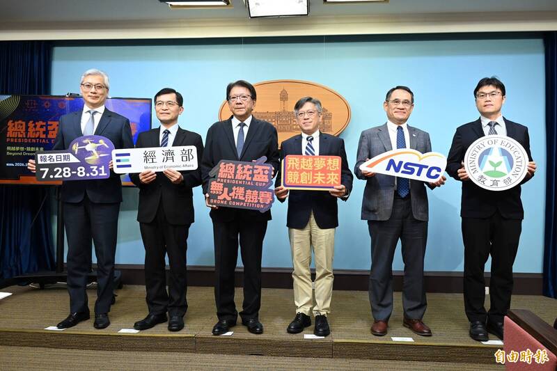 總統府秘書長潘孟安（左3）、國安會諮委李育杰（右3）、經濟部次長何晉滄（左2）、教育部次長朱俊彰（右1）、產發署副署長鄒宇新（左1）、國科會副主委林法正（右2）出席活動記者會。（記者陳逸寬攝）