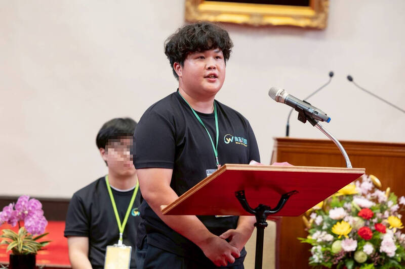 趙柏祐5月代表高中職組青志獎獲獎學生於總統府分享志工服務歷程，以自身故事展現青年投入。（台灣世界展望會提供）