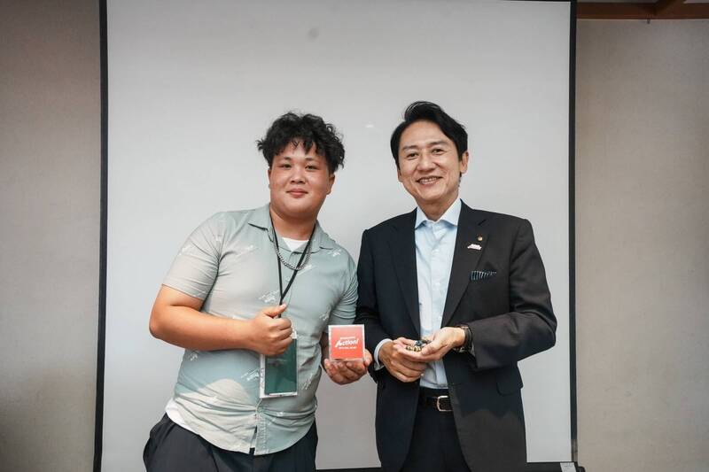 趙柏祐（左）去年獲選參與教育部青年發展署青年志工海外交流學習，赴日本福岡交流，將台灣青年志工精神帶向國際。（台灣世界展望會提供）