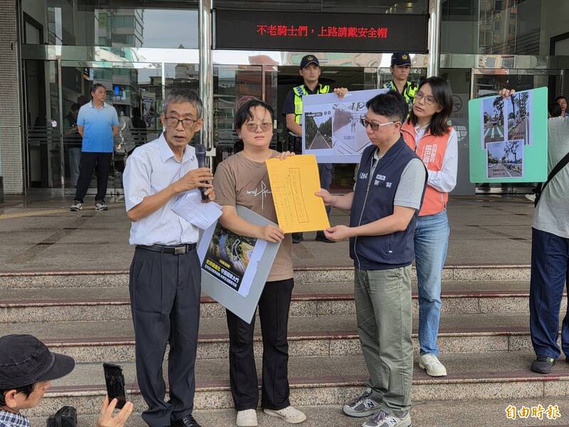 桃園市政府農業局官員接受護樹團體陳情。（記者周敏鴻攝）