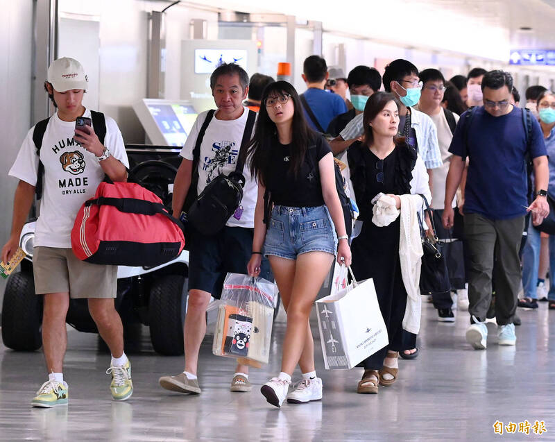 熊本昨天發生規模7.1強震，部分航班延誤或取消，今天中午約150名旅客搭乘中華航空班機自熊本返抵桃園機場。（記者朱沛雄攝）