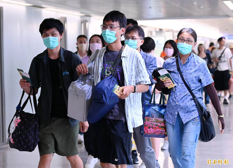 熊本昨天發生規模7.1強震，部分航班延誤或取消，今天中午約150名旅客搭乘中華航空班機自熊本返抵桃園機場。（記者朱沛雄攝）