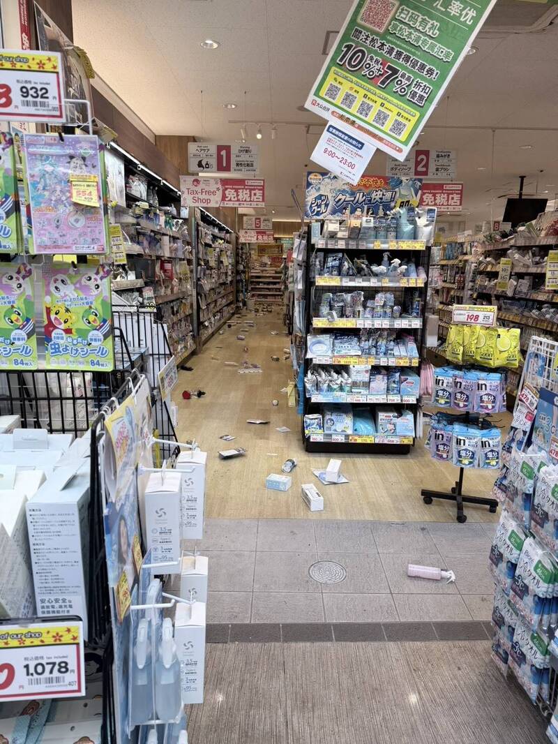 熊本昨天發生規模7.1強震，商店街災情。（旅客提供）