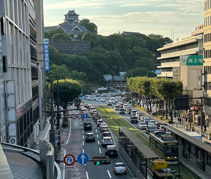 旅客拍下震災後熊本城旁車輛雍塞情形。（旅客提供）