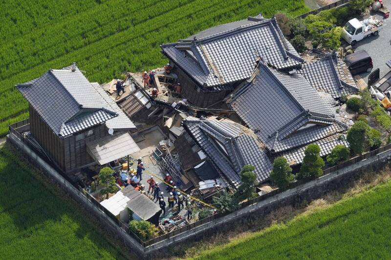 日本熊本縣昨（28）日發生規模7.1強震，造成多地發生災情。（路透）