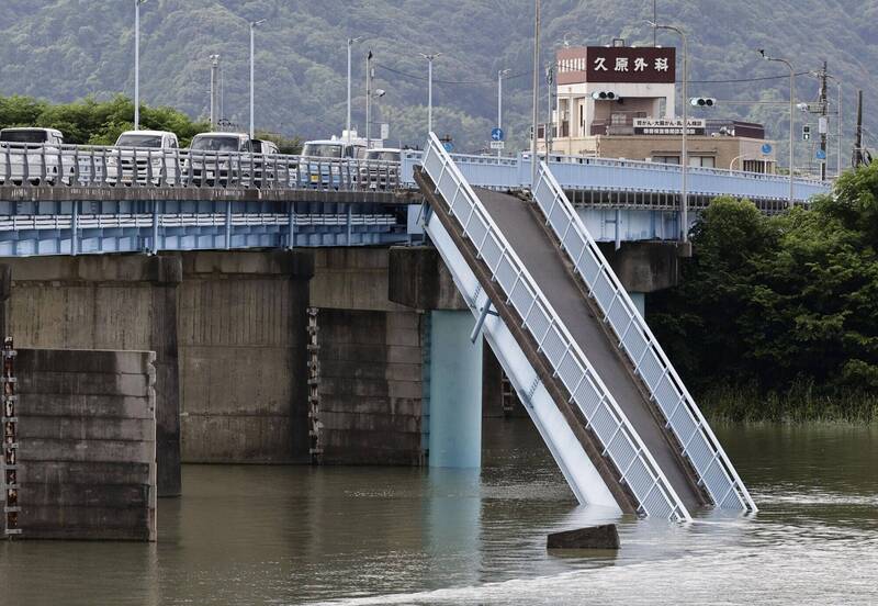 熊本縣八代市地震後一座橋樑崩塌。（美聯社）