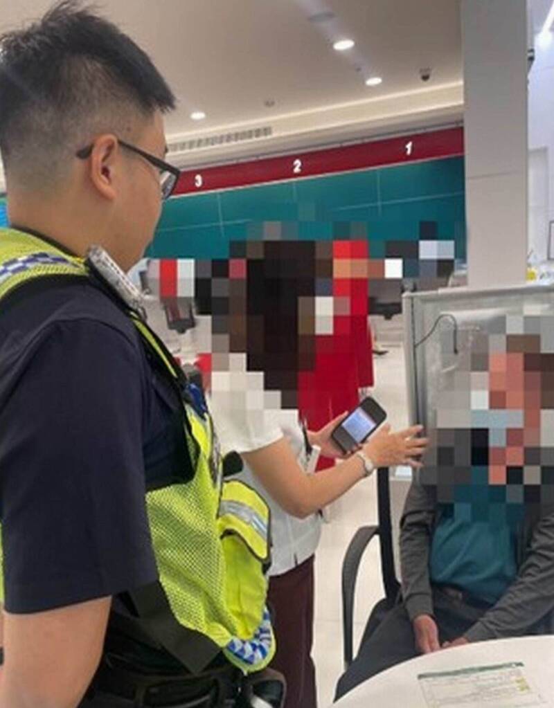 經警方與銀行行員耐心解說，6旬男始驚覺受騙。（警方提供）
