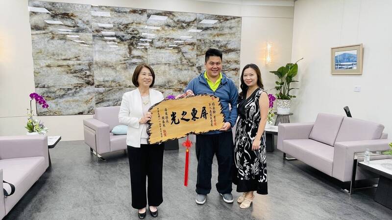 屏東青農楊岳翰研發微波滅菌技術 保存台灣果汁原味獲肯定