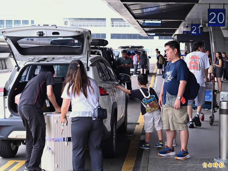 桃園機場8月起科技執法 接機違停逾3分鐘最高罰1200元