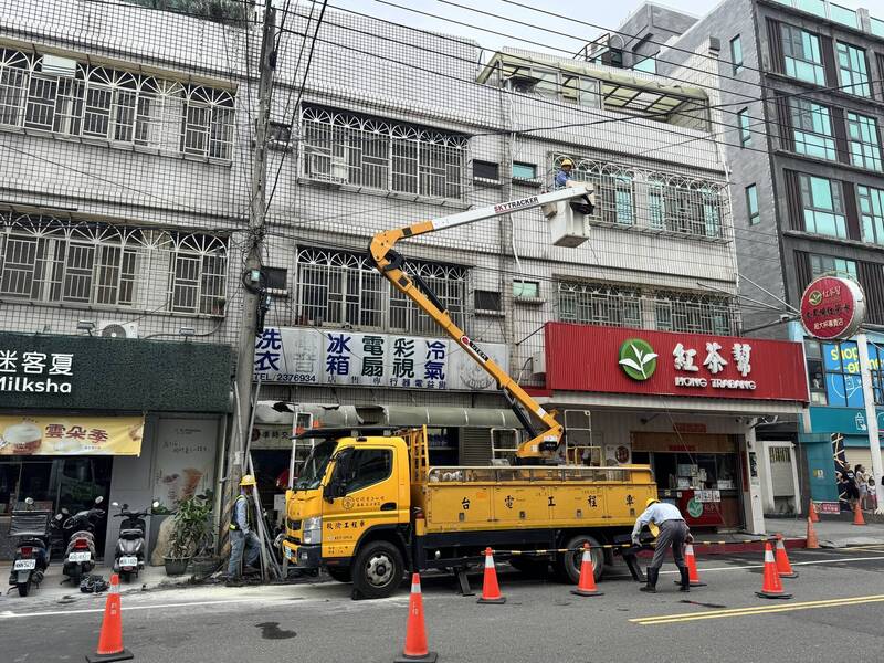驚悚瞬間!嘉義太保招牌工程觸高壓電 工人命危、近3千戶停電